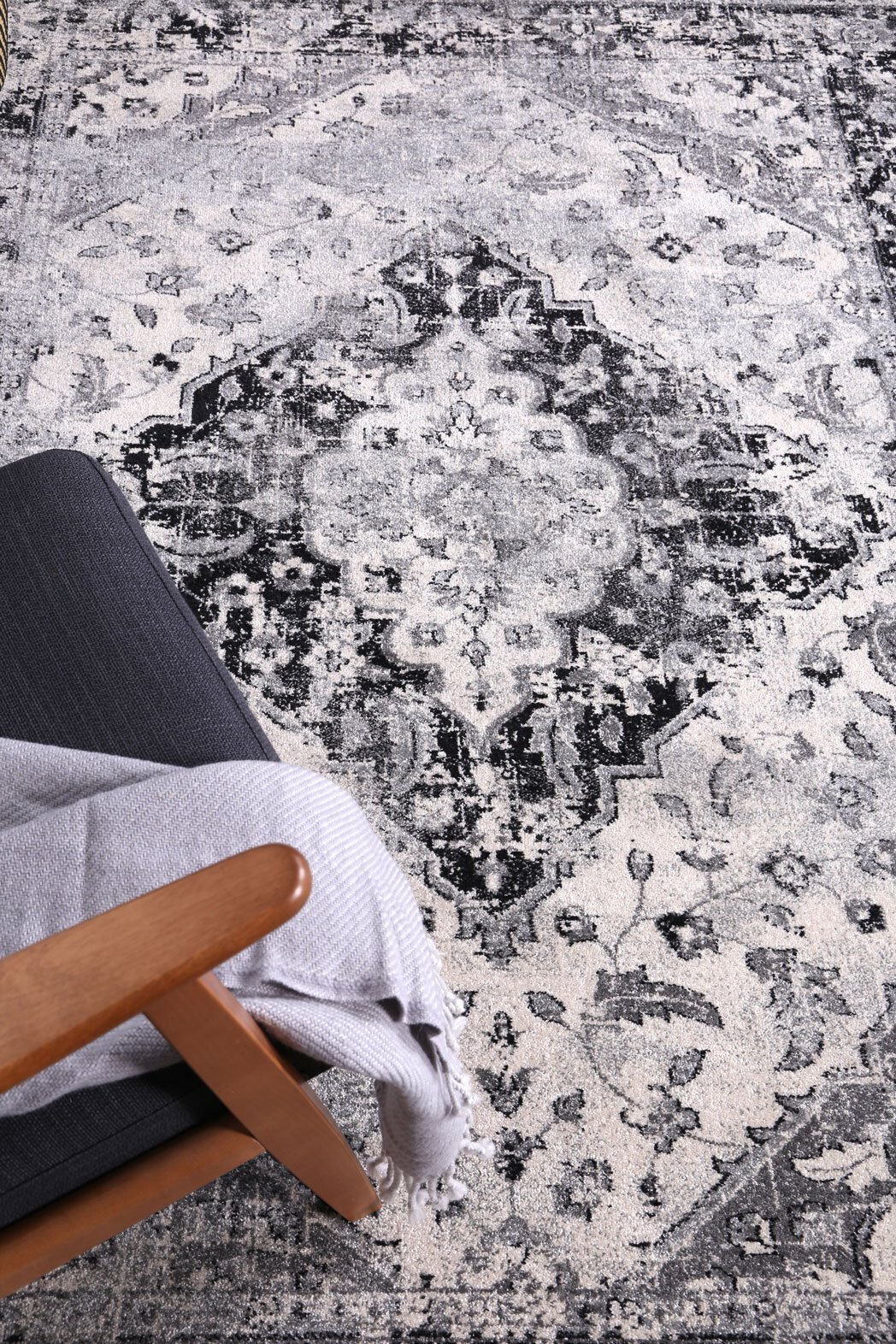 Large View Donna Traditional Rug