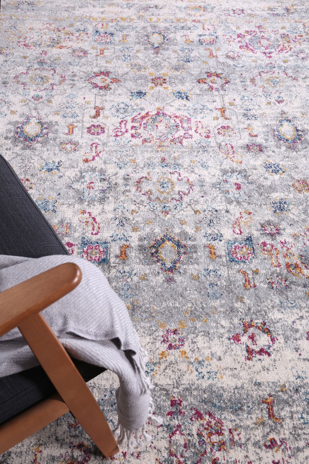 Large View Donna Traditional Rug