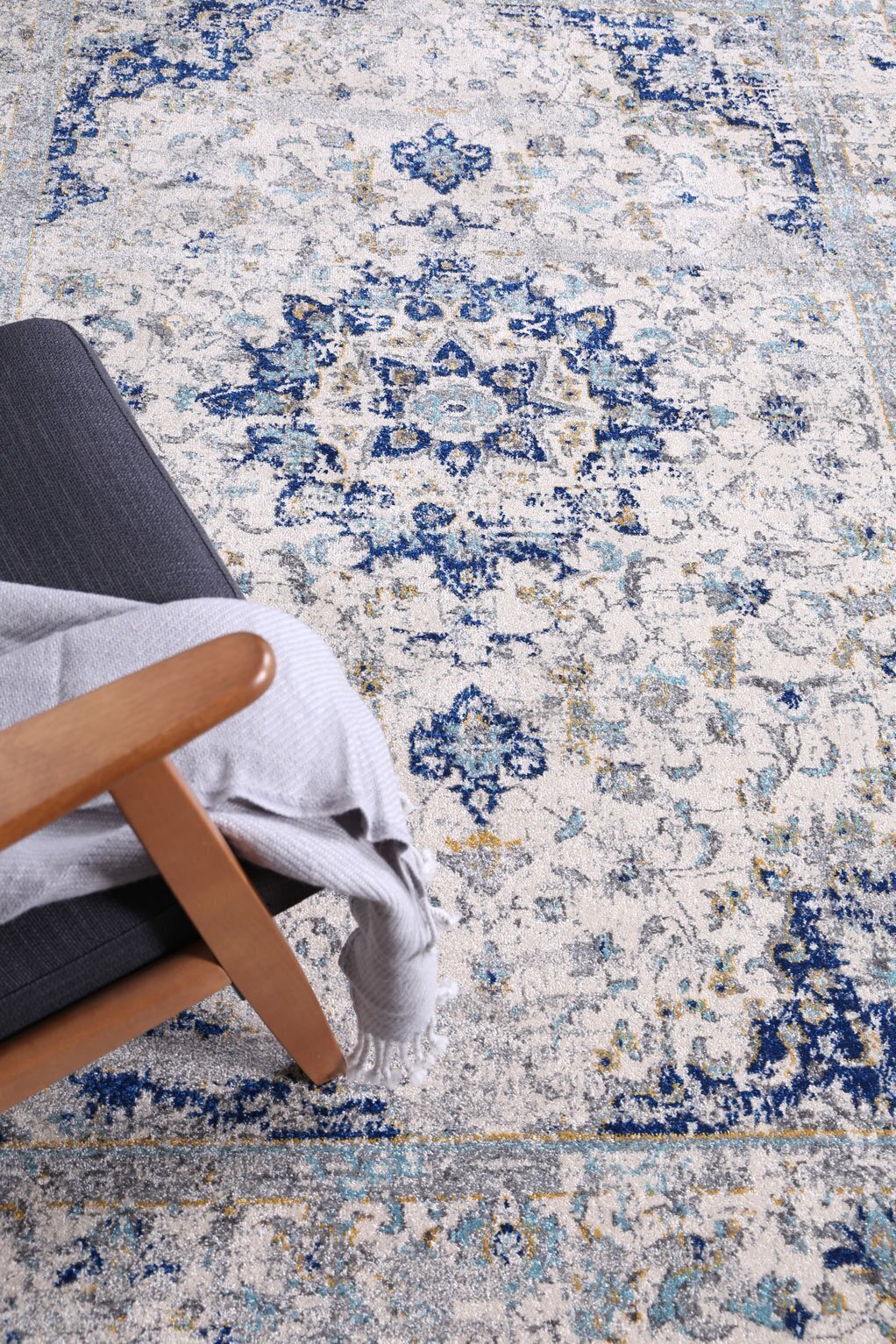 Large View Donna Traditional Rug