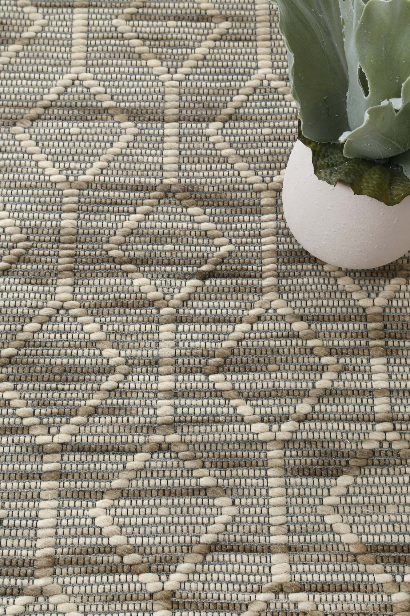 Chea Geometric Wool Rug