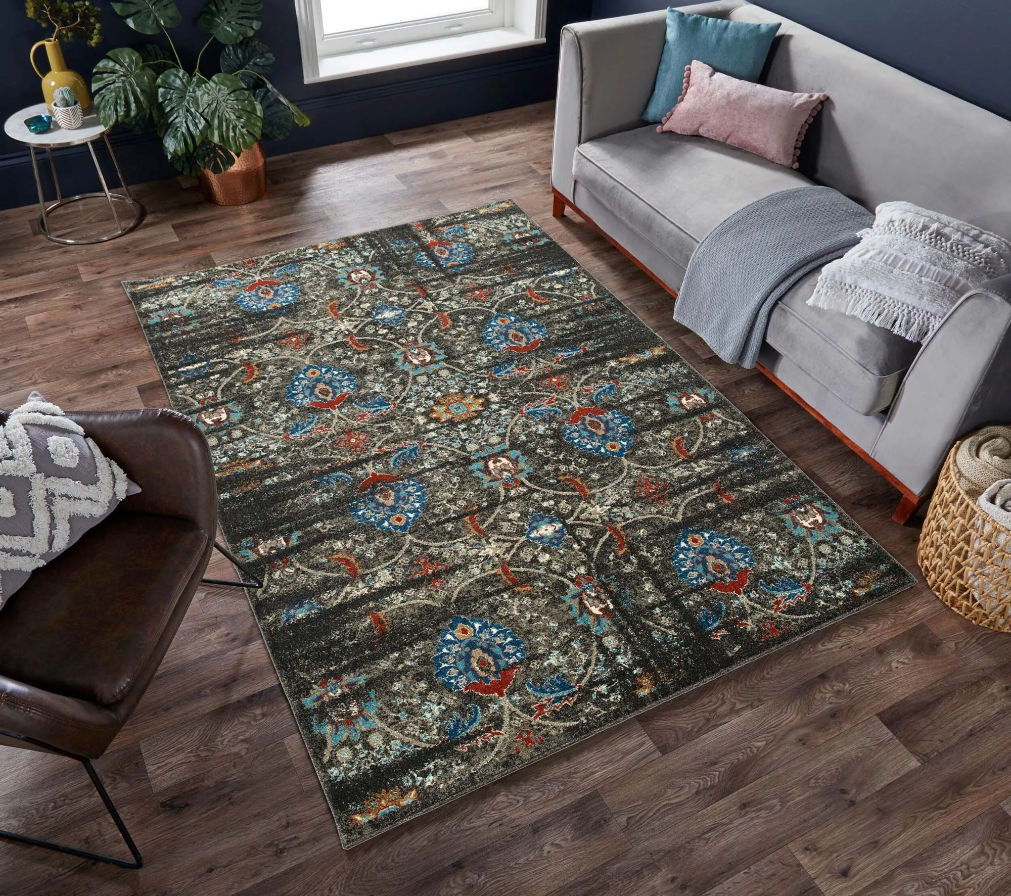 Large View Mobi Traditional Rug