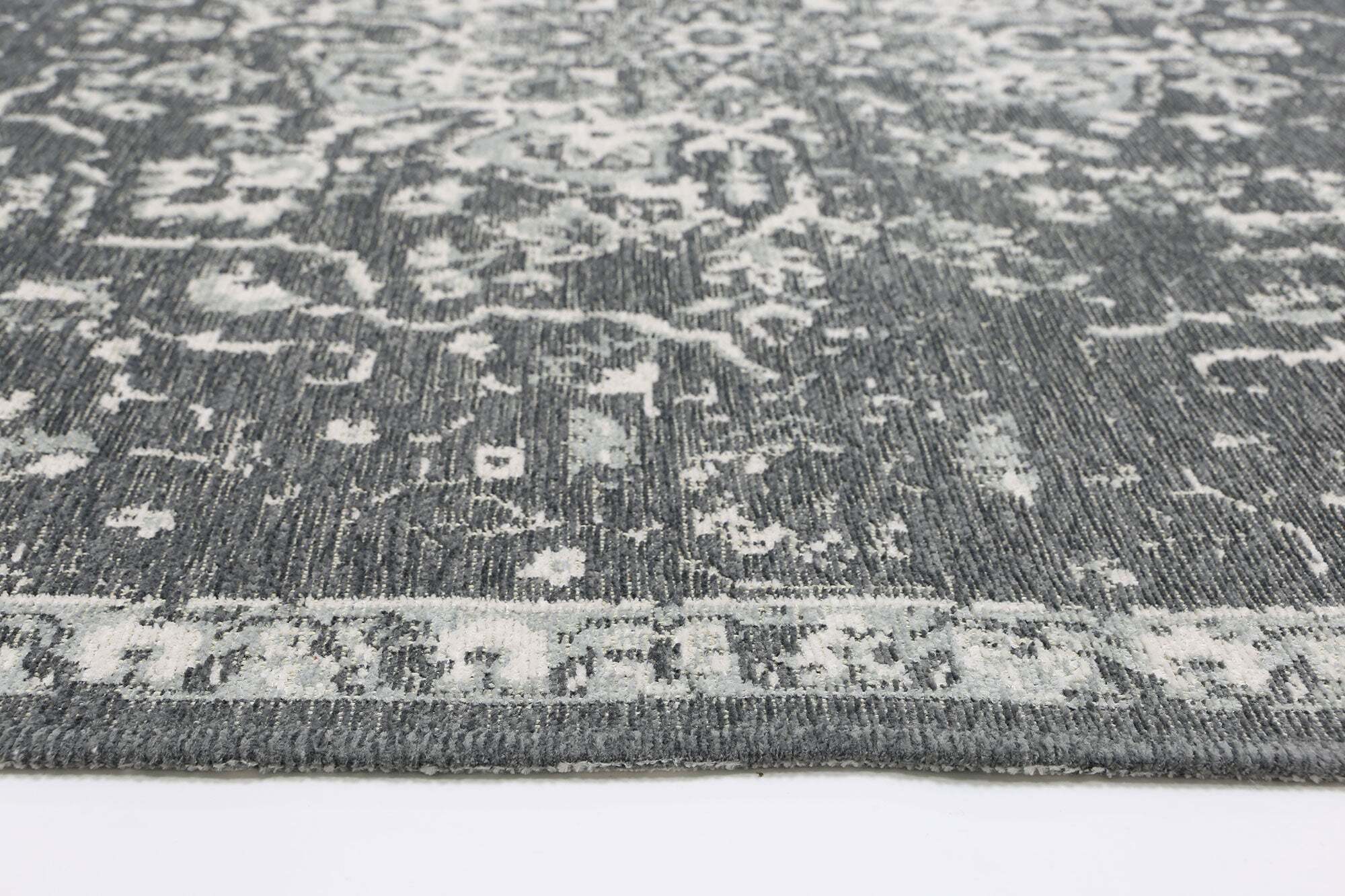 Large View Ryan Antique Look Medallion Rug