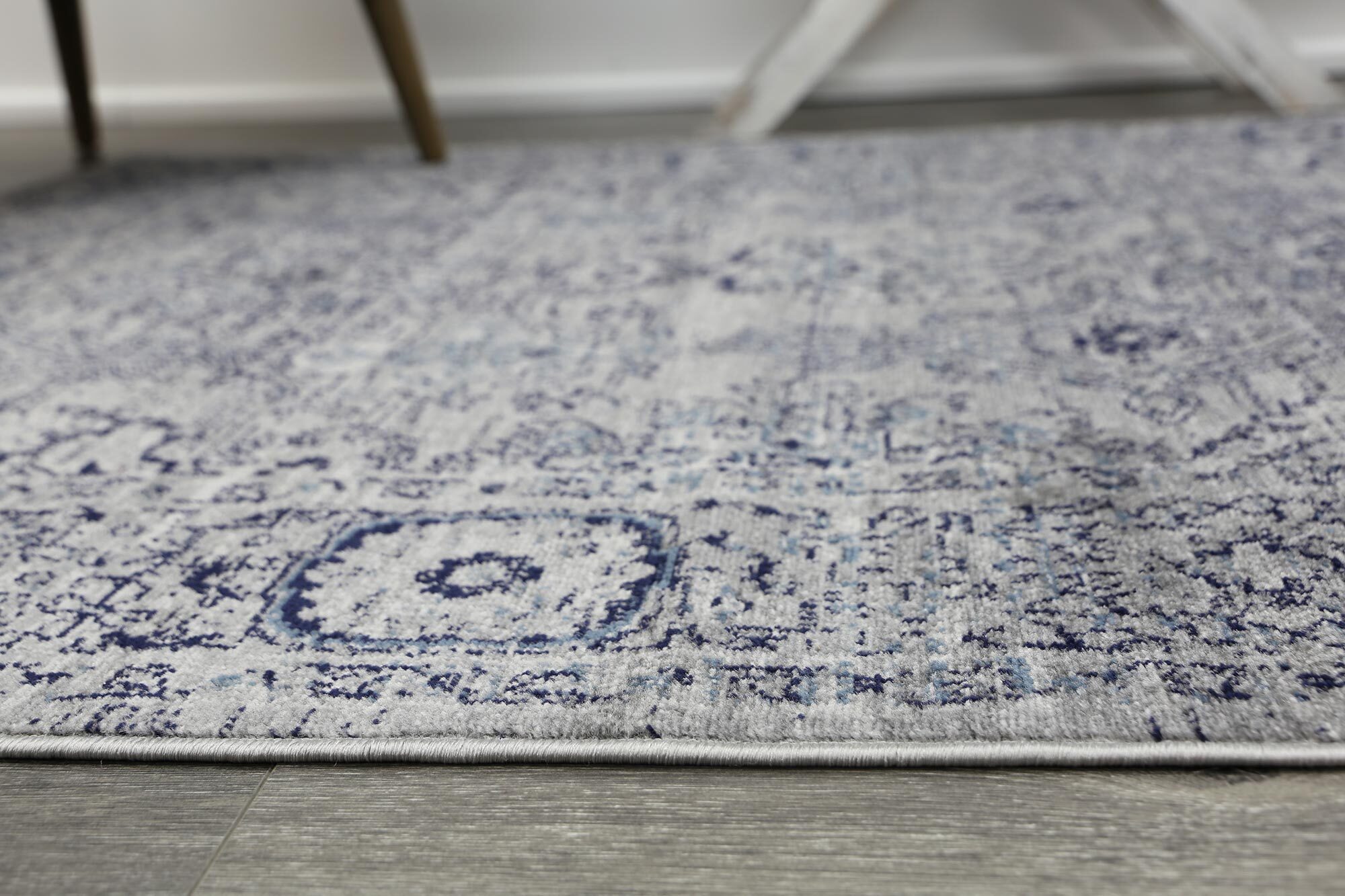Alfred Traditional Distressed Rug