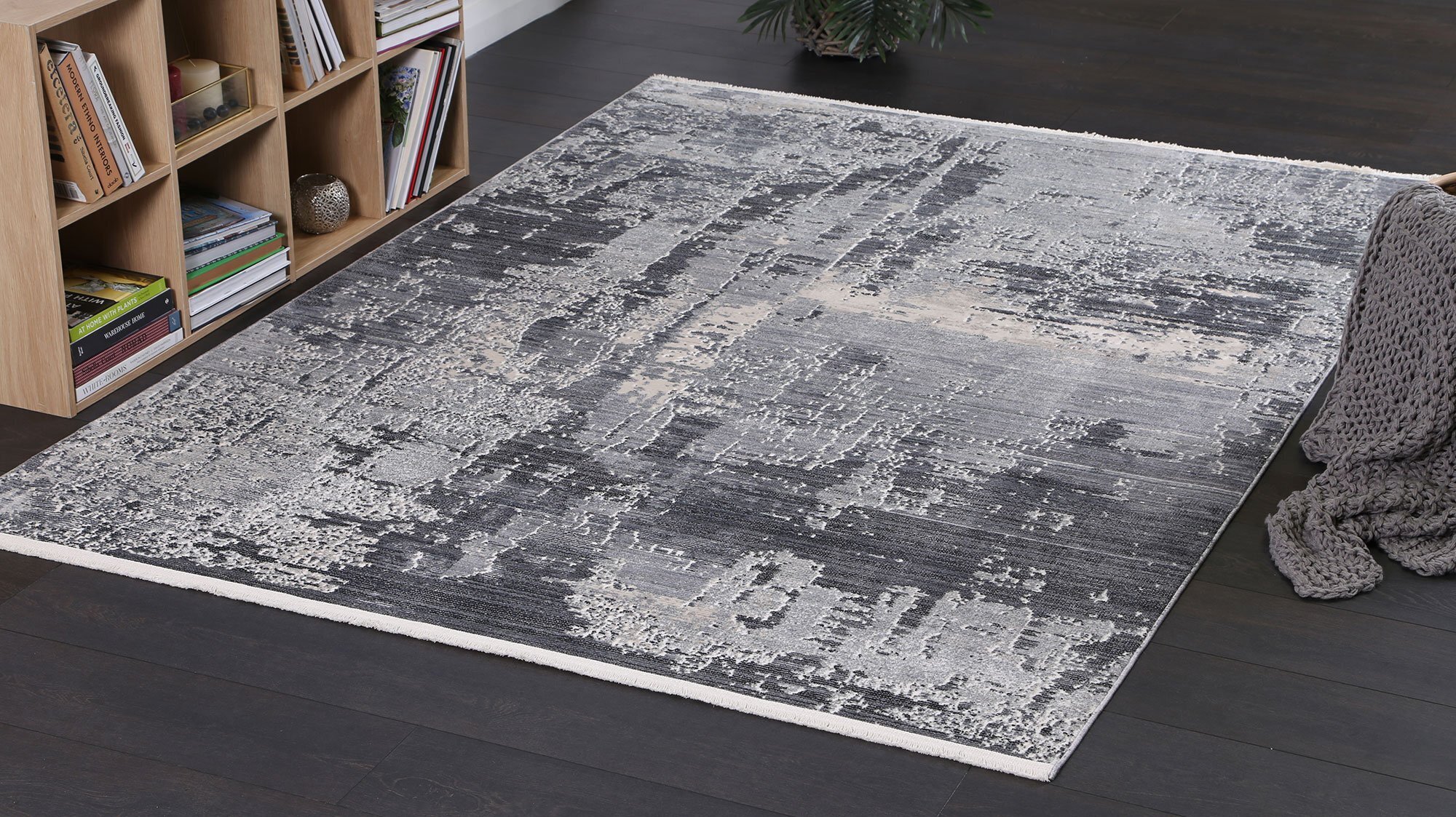 Darra Contemporary Fringed Rug