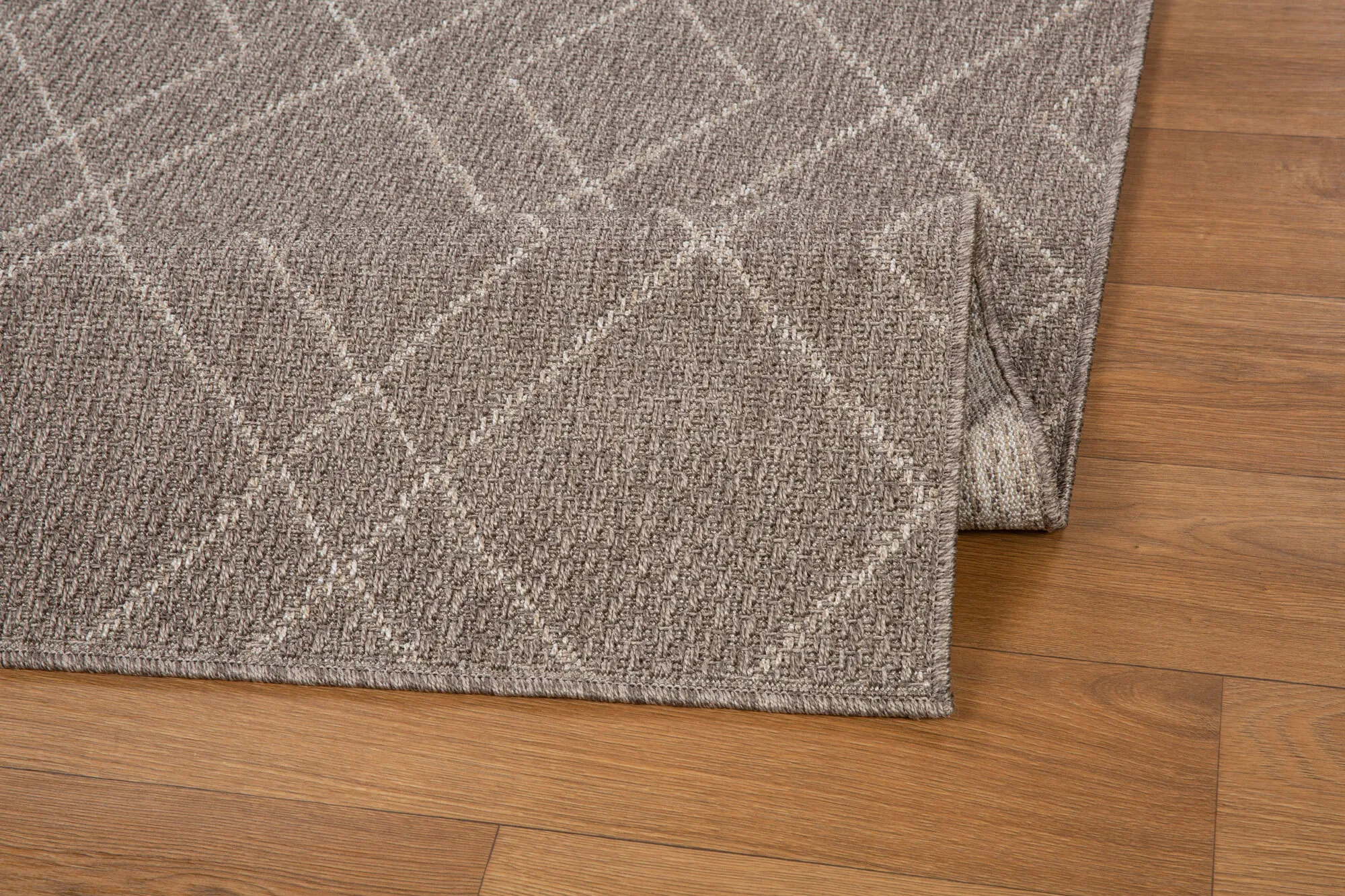 Large View Mika Diamond Design Patio Rug