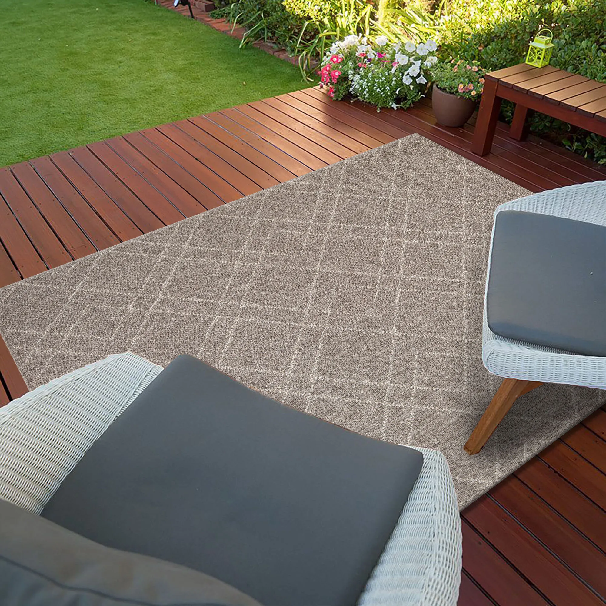 Large View Mika Diamond Design Patio Rug
