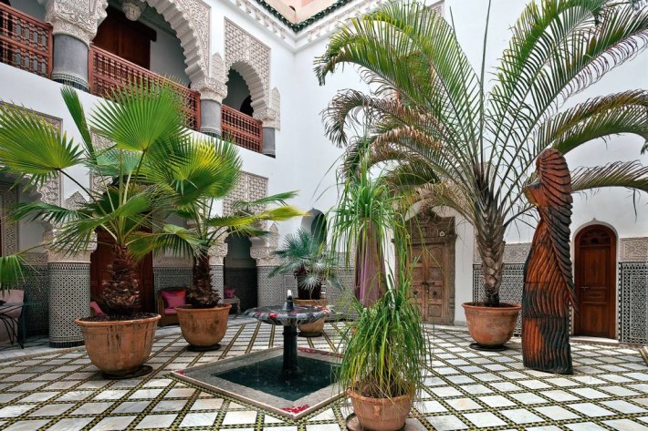 moroccan courtyard with plants